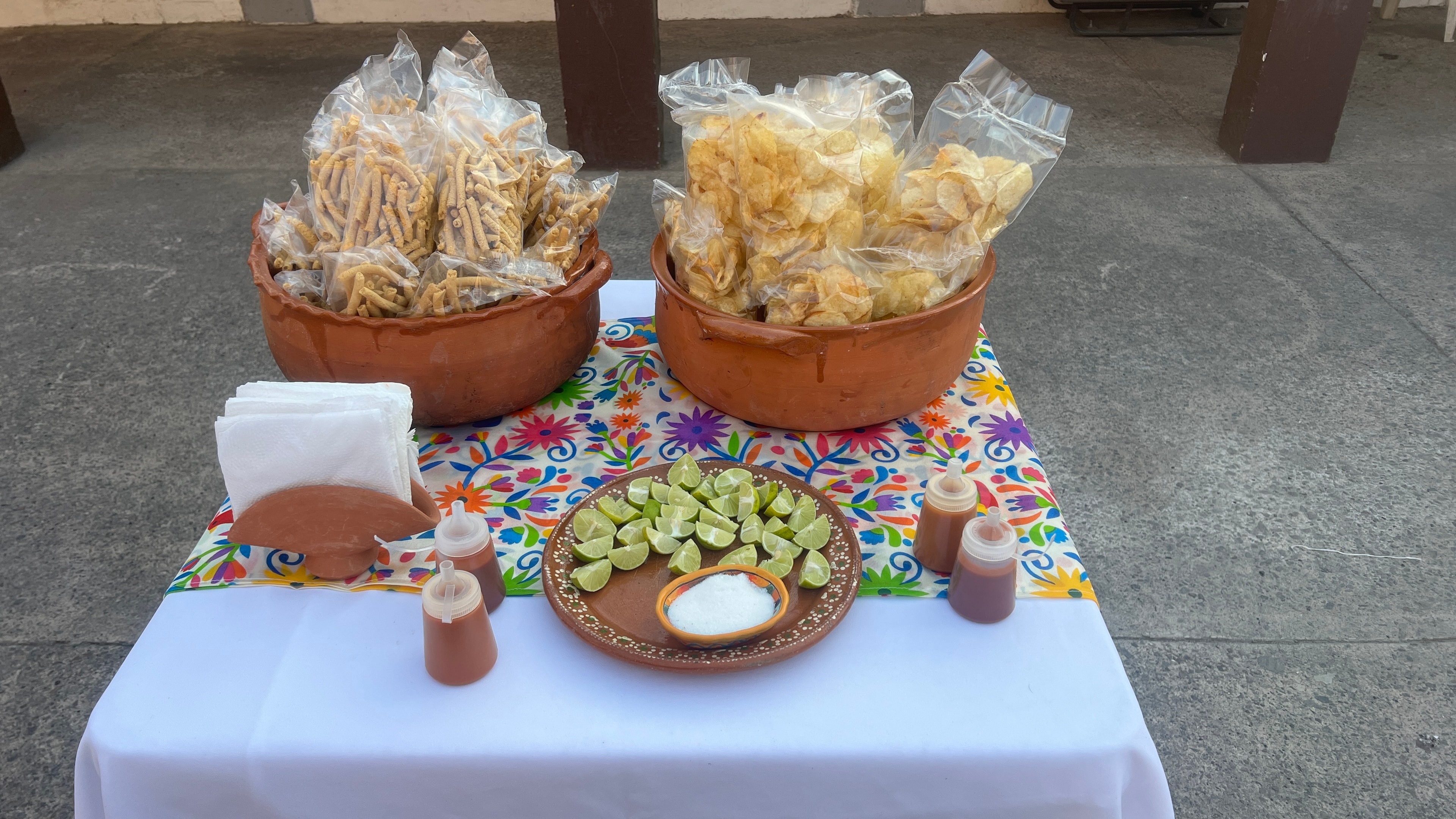 Botanas mexicanas con limón y chile en mesa decorada