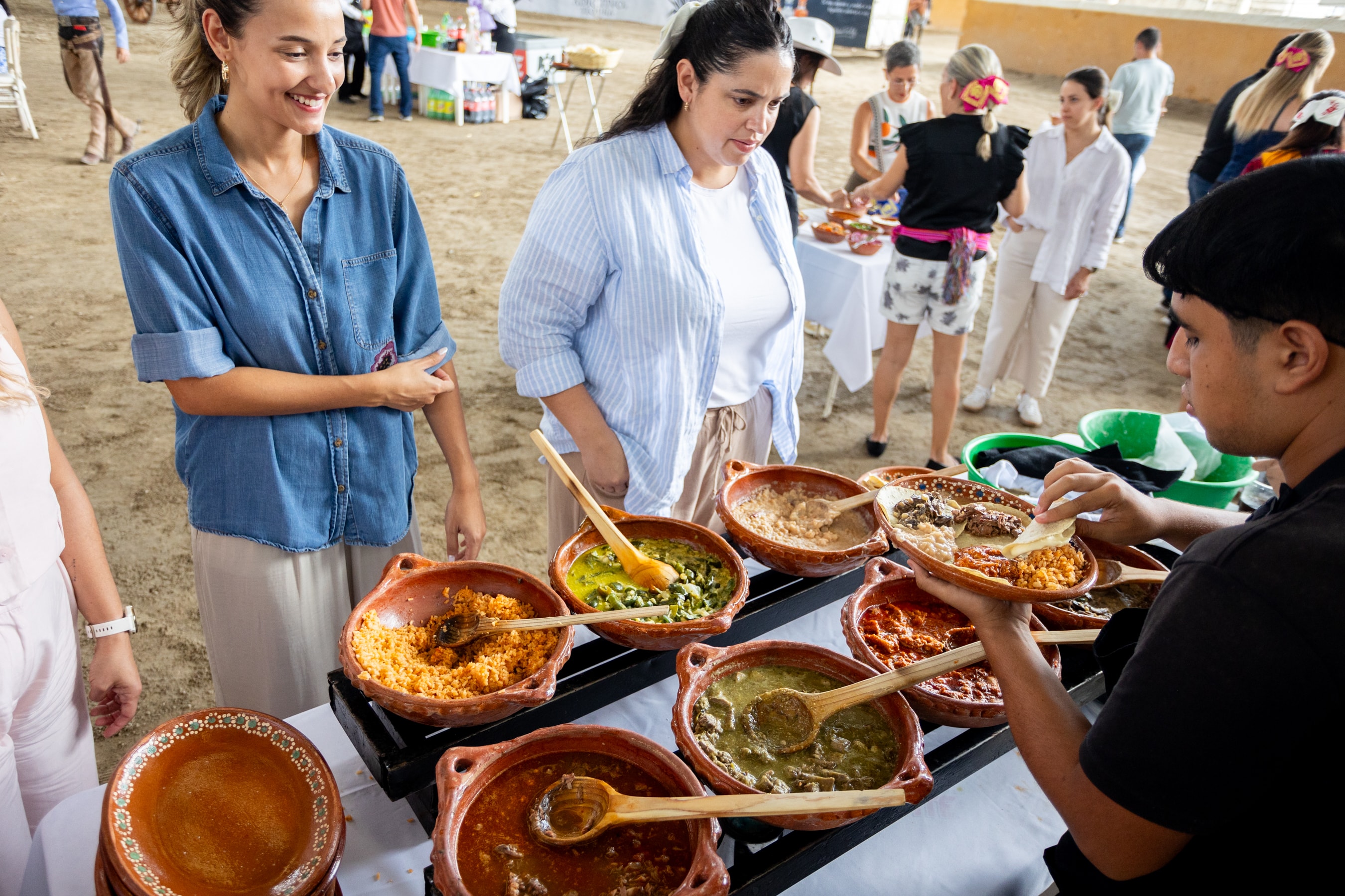 Invitadas siendo atendidas en buffet de cazuelas de barro