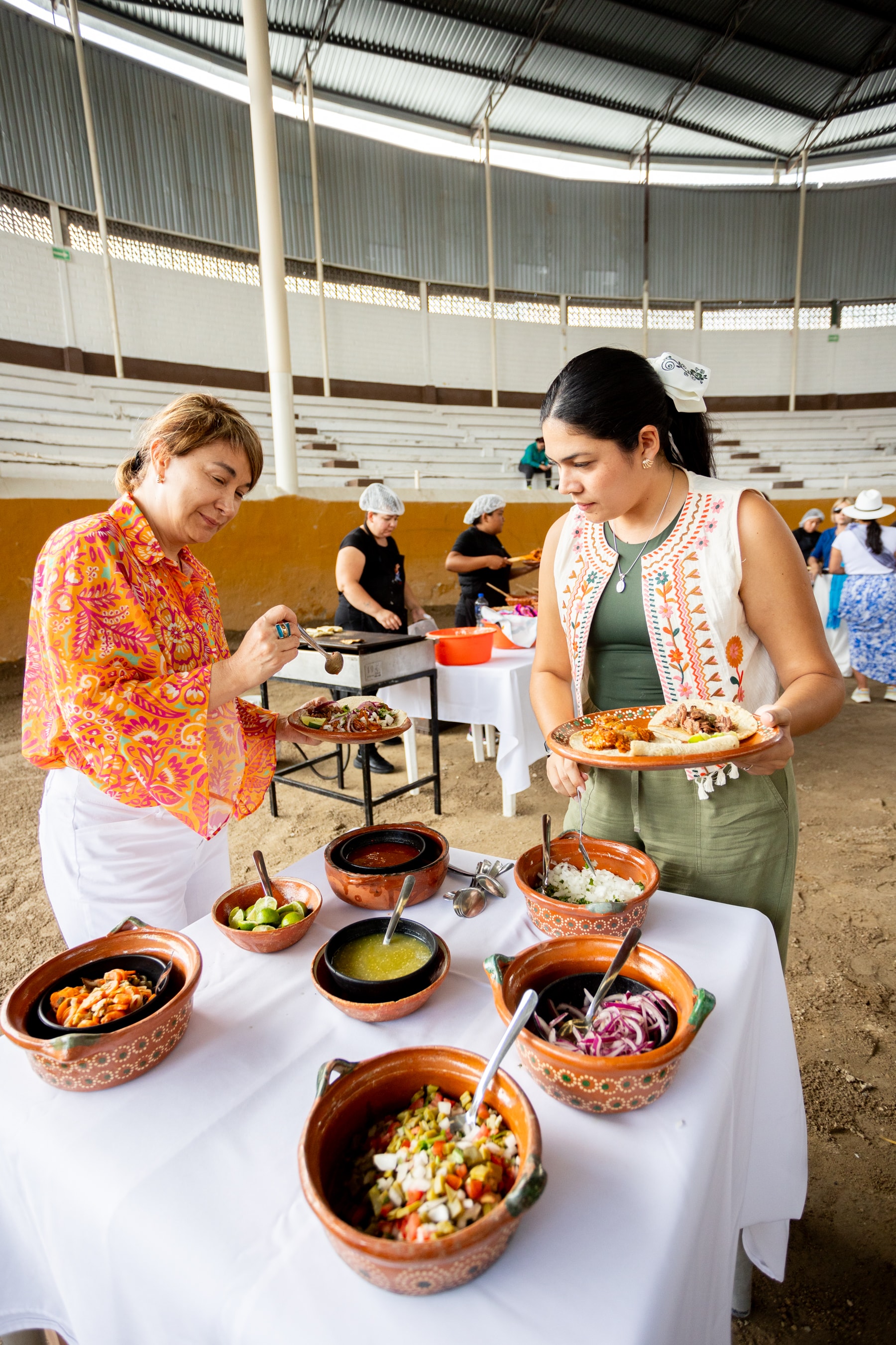 Buffet tradicional mexicano con cazuelas de barro en el lienzo