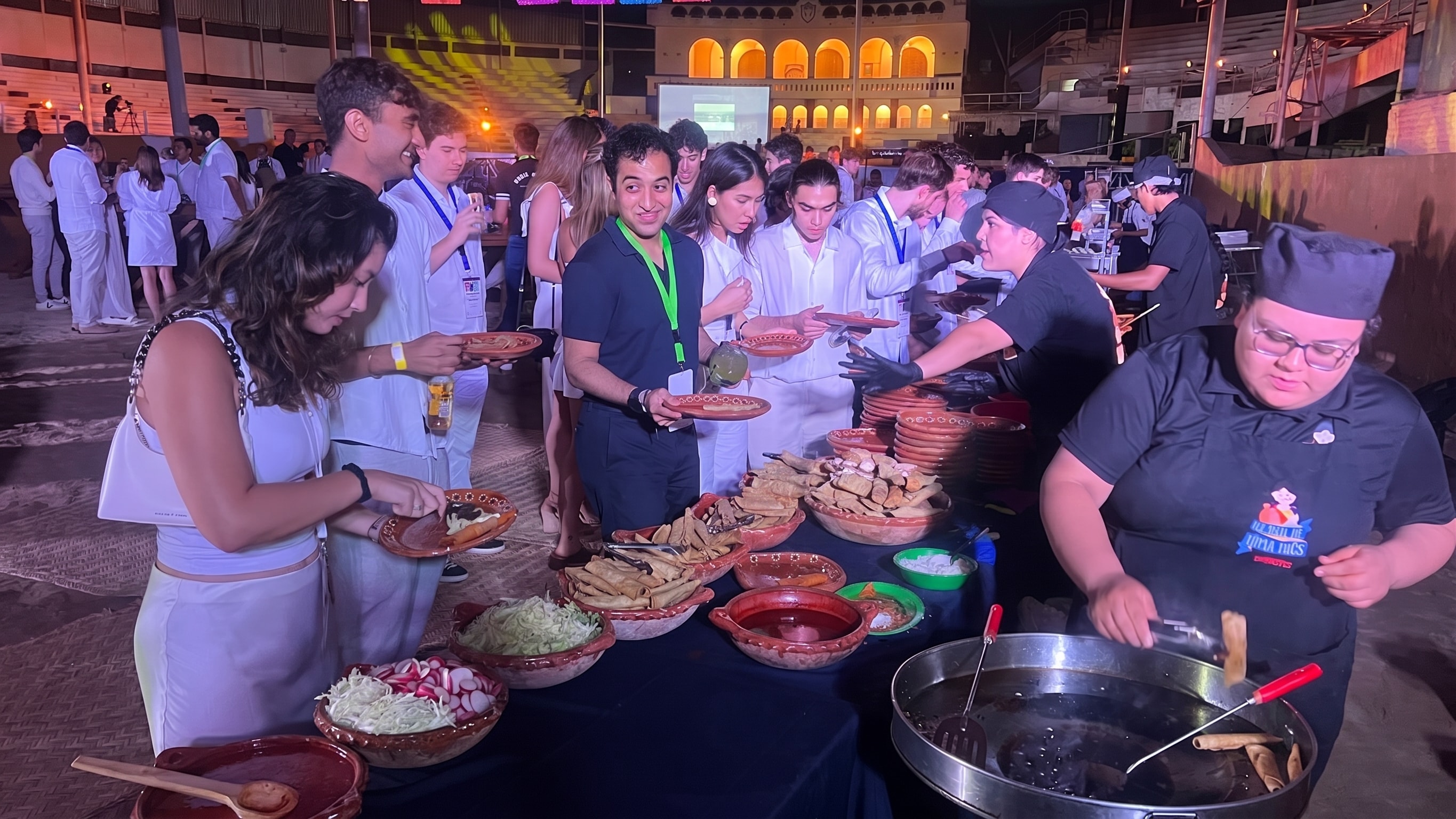 Grupo disfrutando buffet mexicano en el Lienzo Charro