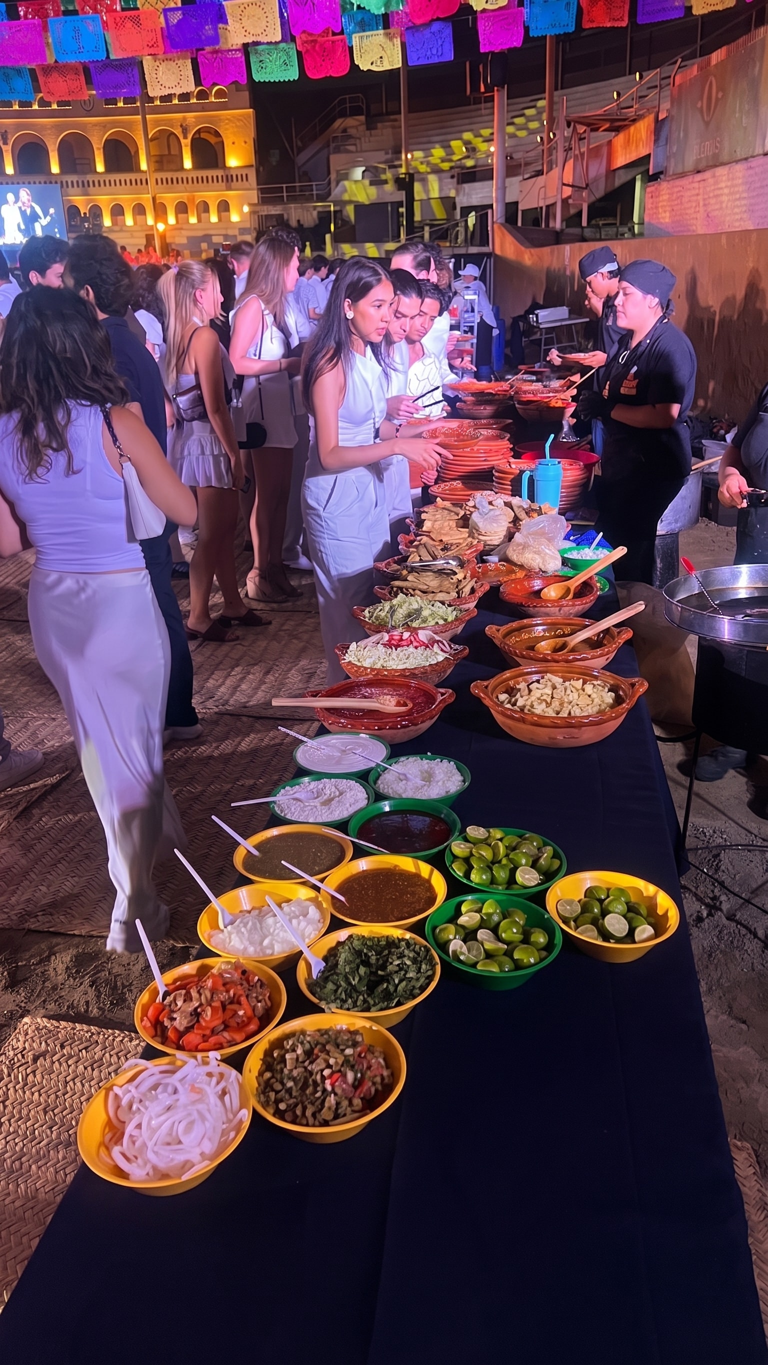 Buffet nocturno con papel picado en el Lienzo Charro