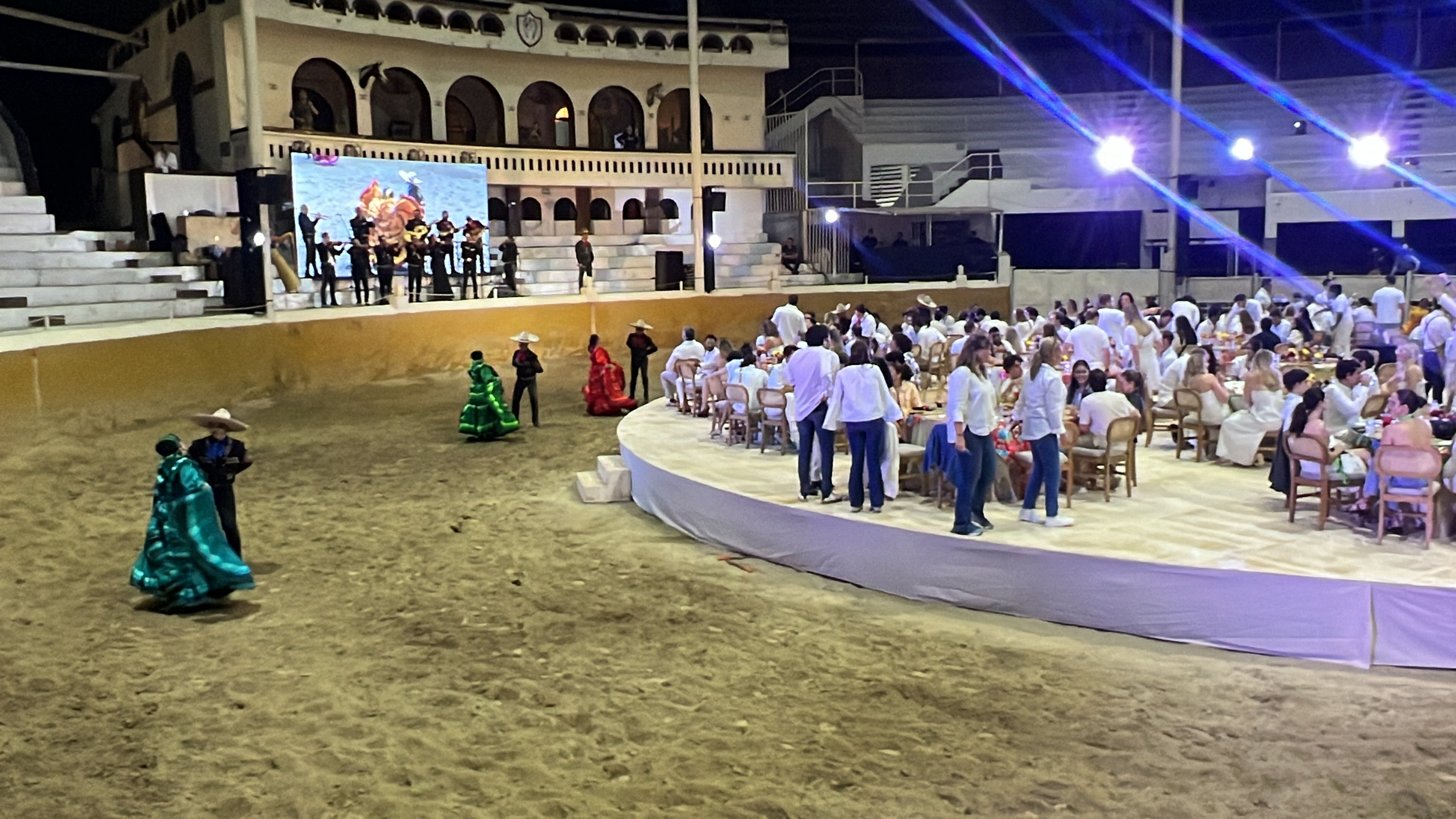 Cena de gala en el Lienzo Charro con escaramuza y mariachi en vivo