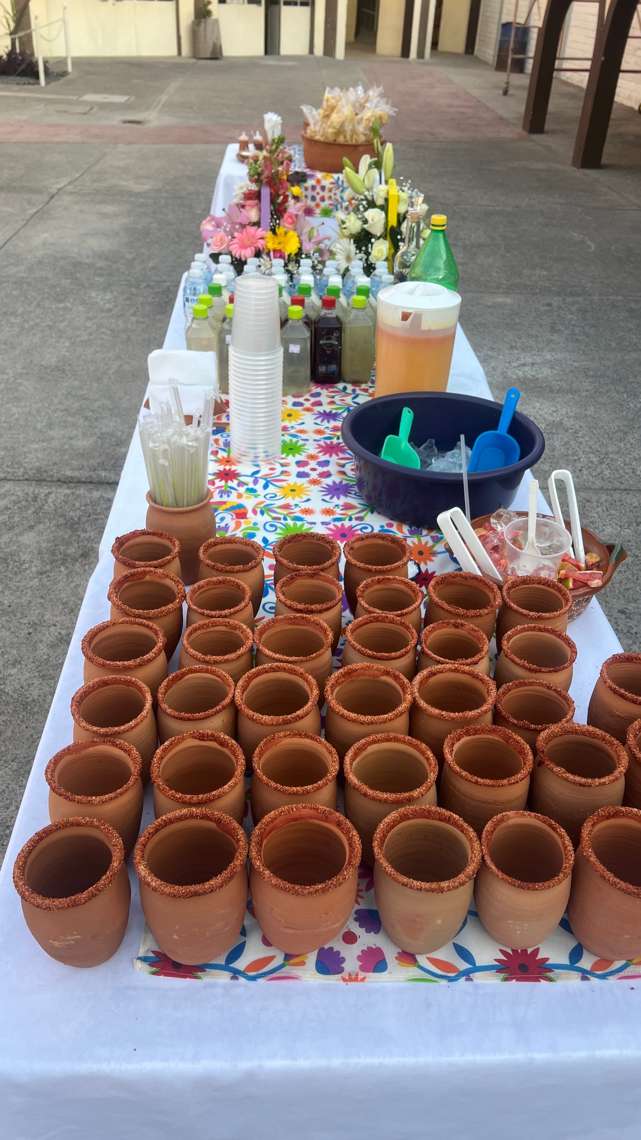 Jarritos de barro preparados para el evento