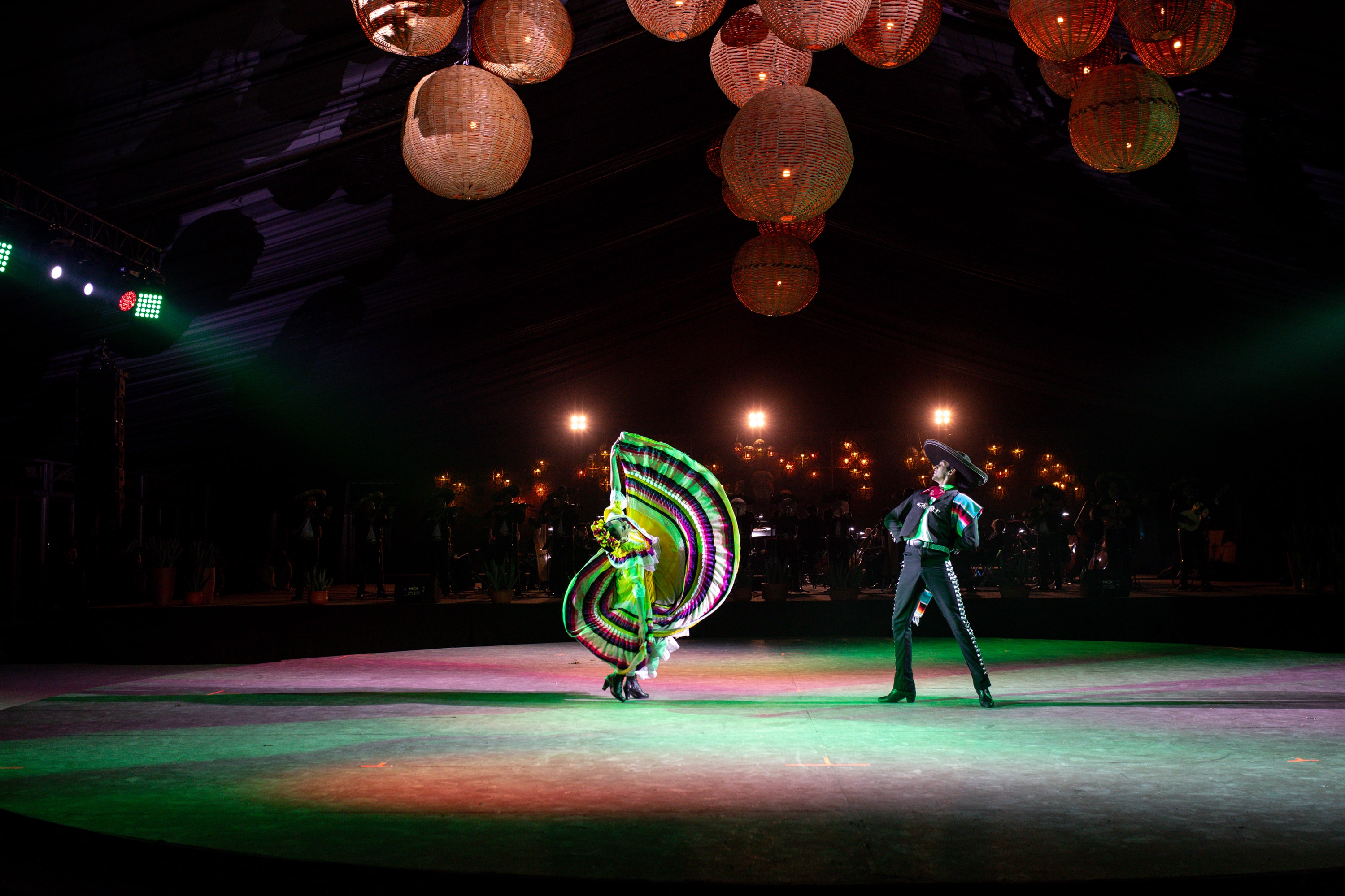 Bailarina folklórica con jarrones decorativos en espectáculo nocturno