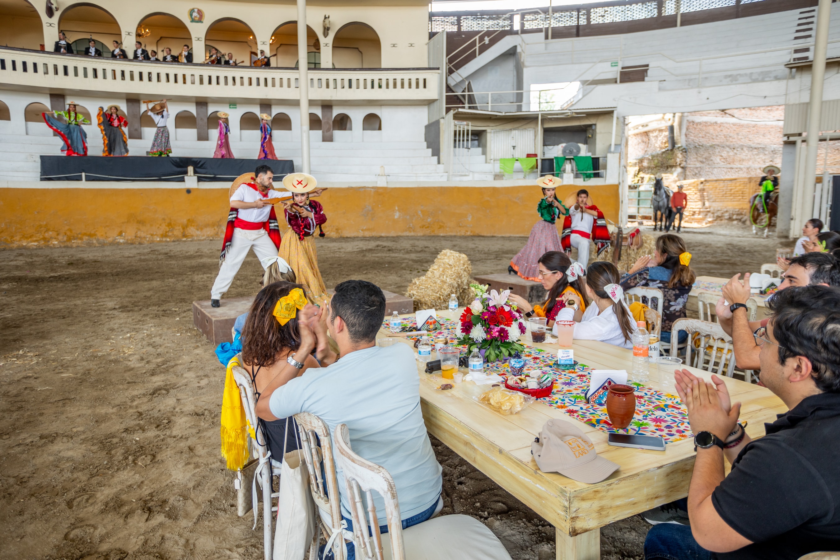 Charro presentando el espectáculo frente al grupo de invitados en el Lienzo Charro