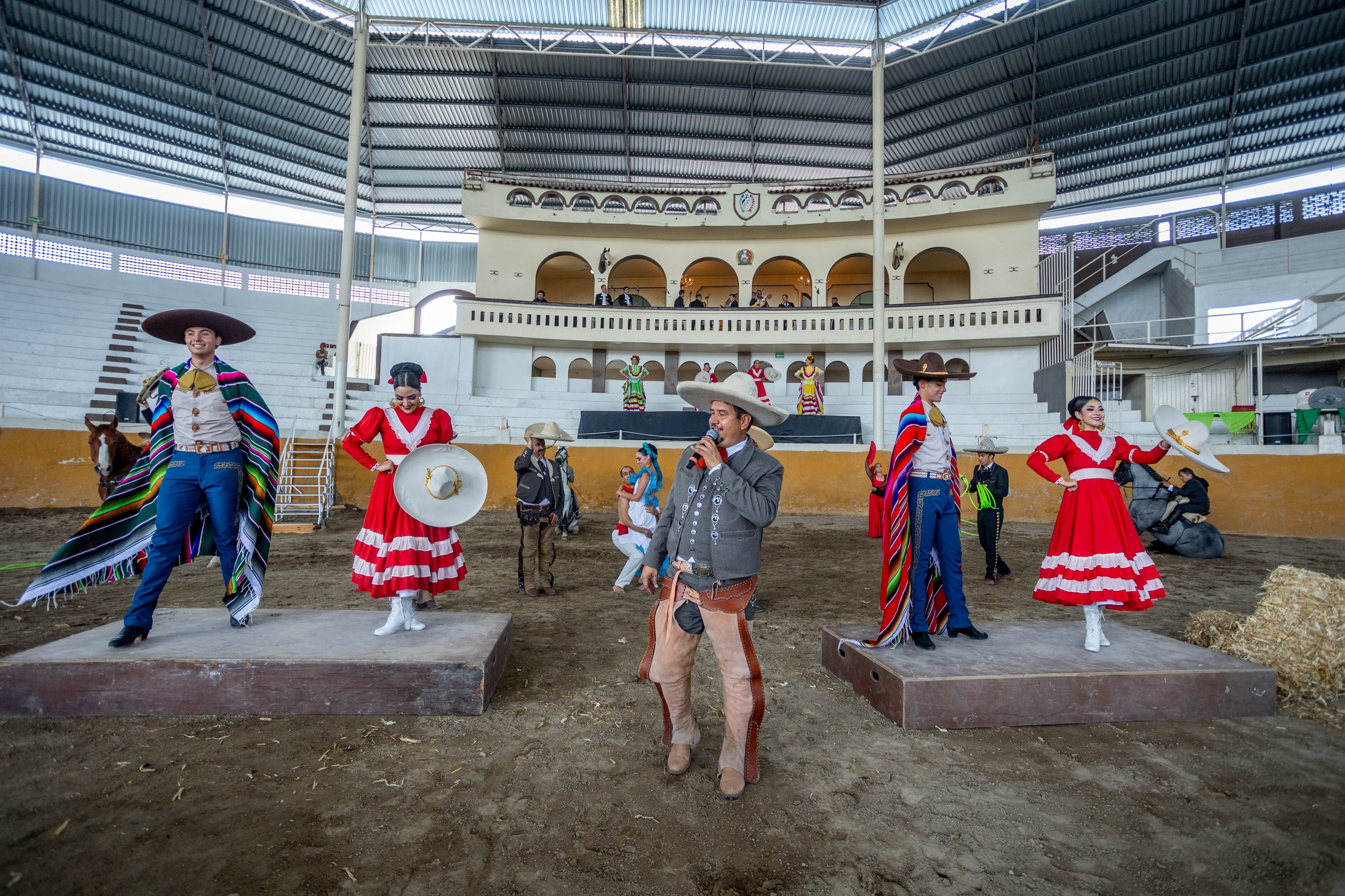 Elenco completo de espectáculo charro con trajes típicos mexicanos en el Lienzo