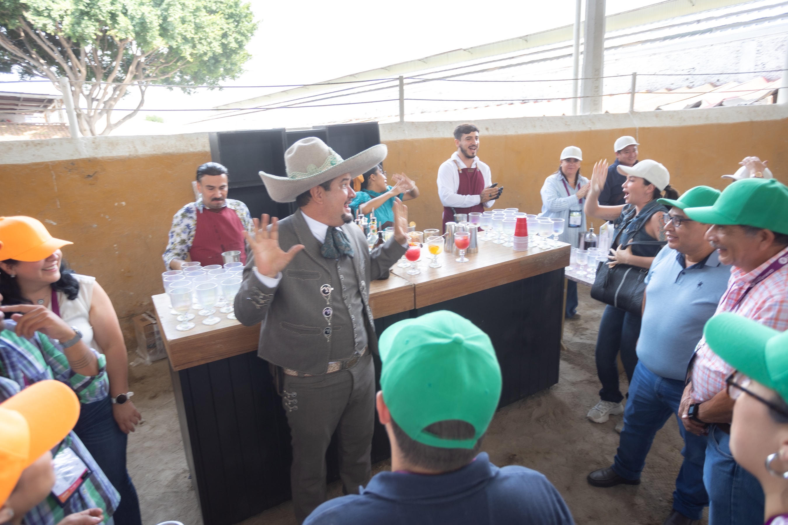 Charro animando a grupo en barra de coctelería durante evento privado