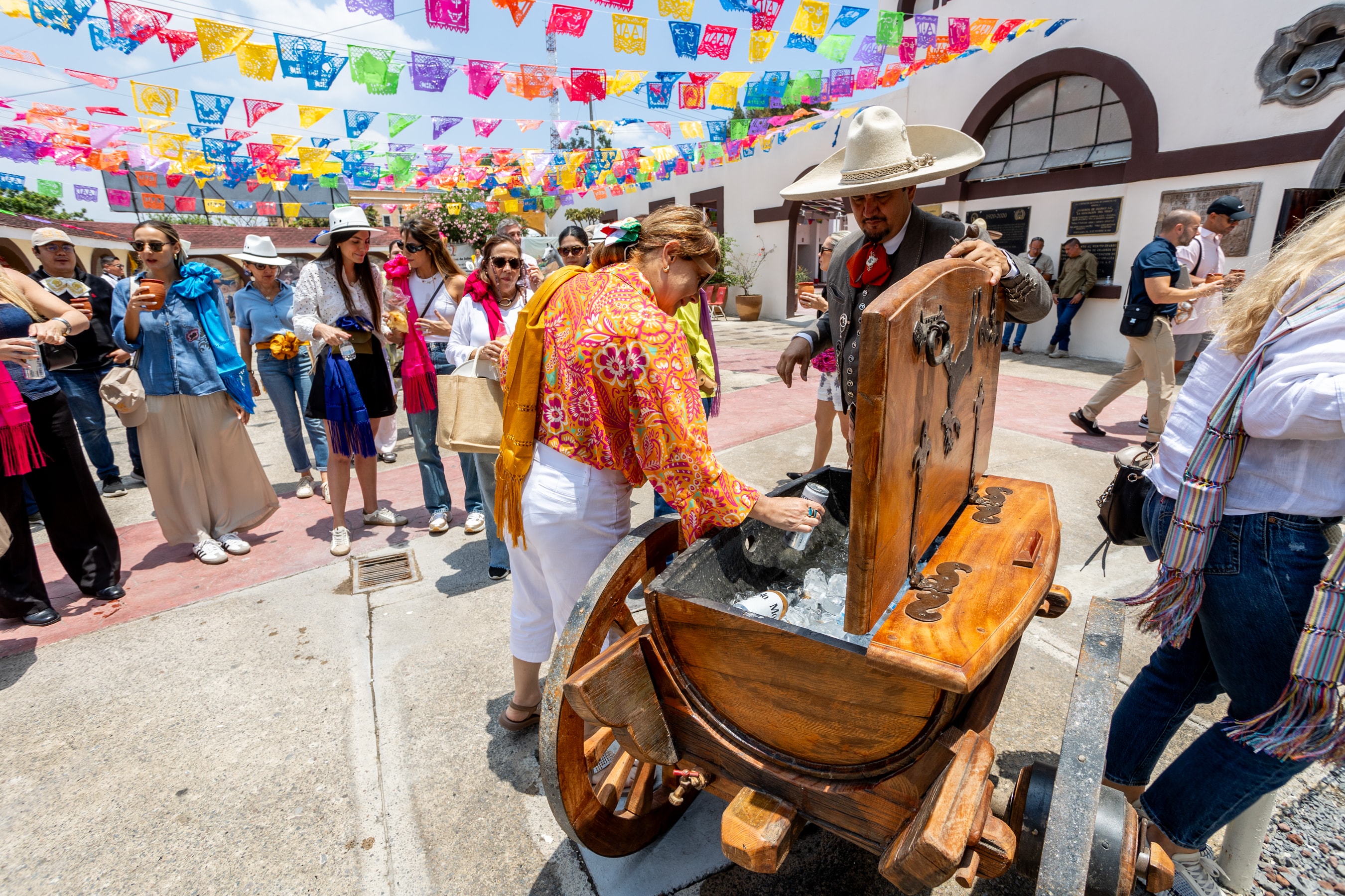 Charro guiando a grupo empresarial en actividad de team building en el Lienzo Charro