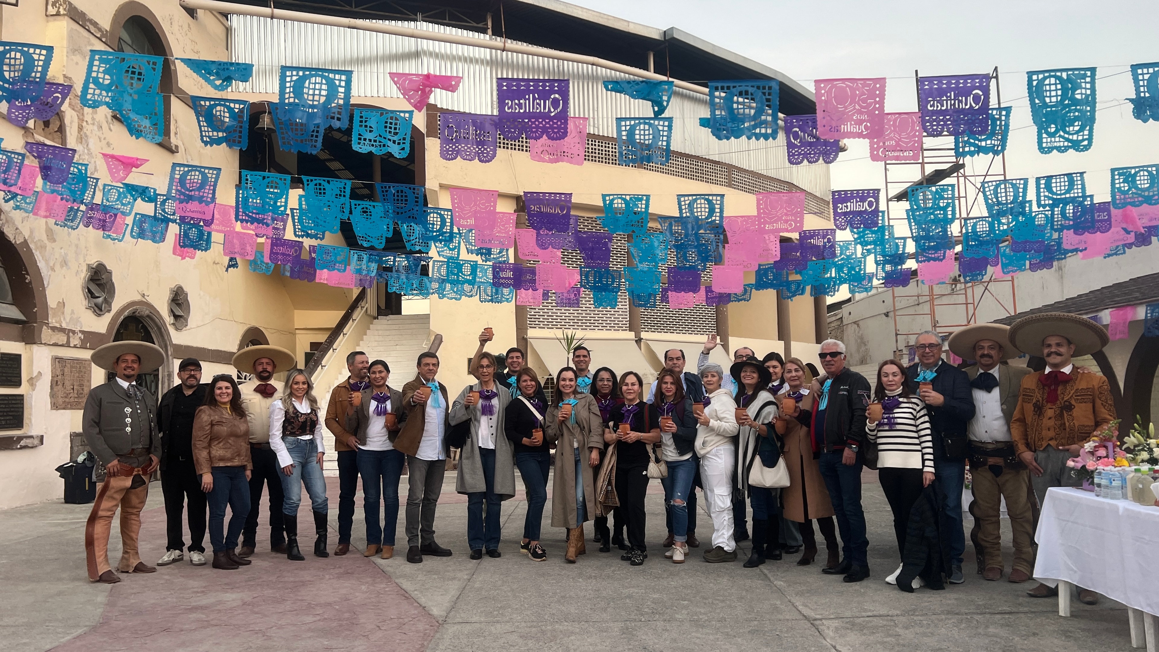 Grupo de turistas disfrutando la experiencia charra en el Lienzo Charro de día