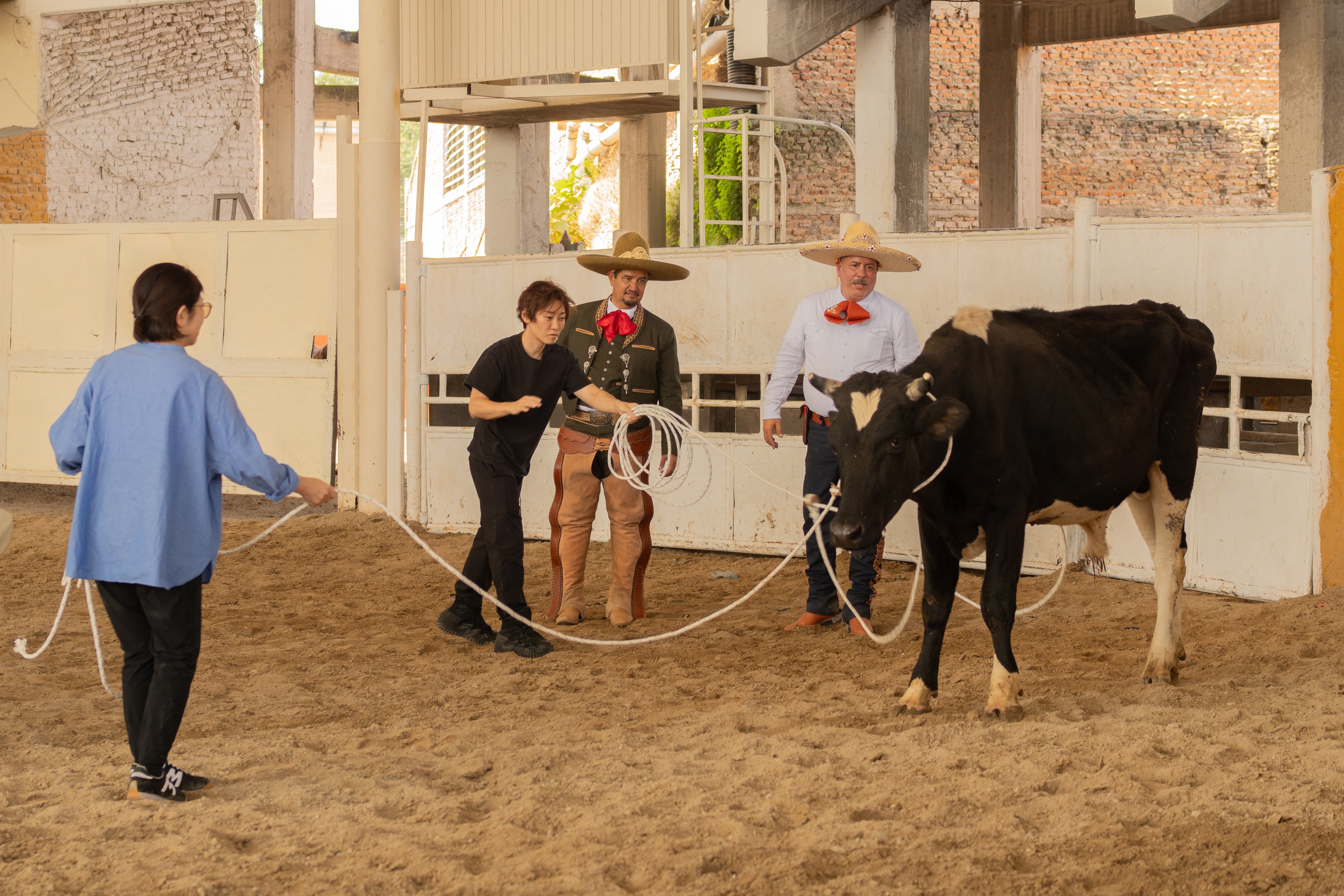 Visitante aprendiendo a lazar con charro instructor